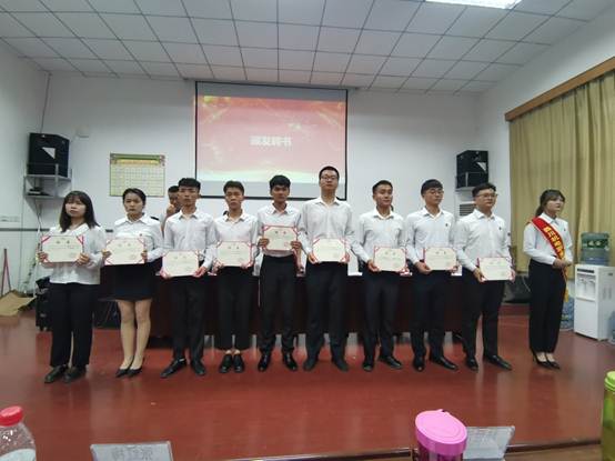 说明:E:\A-W-024\桌面\新闻稿及图片\总结表彰大会\颁发聘书1.jpg